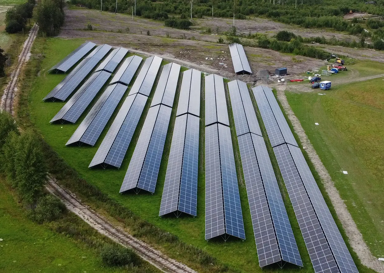Et luftfoto av solcellepaneler i et felt, som viser det imponerende MEF-prosjektet.