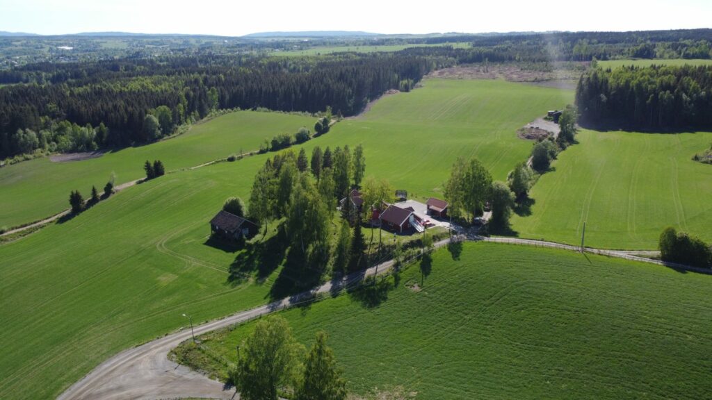 Luftfoto av Hammerstad gård, en gård på landsbygda.